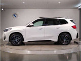 BMWではロングホイールベースの採用をしており、すべての車種に適用され、走行中の安定感の向上されております。また室内空間の広さにも貢献しております。