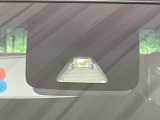 【スマートアシスト】走行中に前方の車両等を認識し、衝突しそうな時は警報とブレーキで衝突回避と被害軽減をアシスト。より安全にドライブをお楽しみいただけます。
