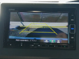 バック駐車が苦手な方や、初めてのお車で不安な方も安心。後方の映像をナビ画面に表示するため、周囲を確認しながらスムーズに駐車できます。