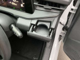 乗車中にホッと一息、ドリンクホルダーもありますよ!ドリンクだけでなく小物類も収納できますよ