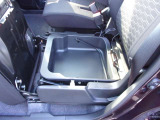 助手席シート下にはバッケットタイプの小物入れがあります。シューズや洗車道具など収納できます。