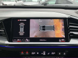 サラウンドビューカメラ装備 車両の4つのカメラから得た映像を合成し、上空から眺めているような映像をモニターに映し出します。車両周辺の歩行者や障害物などの発見に役立ちます。