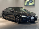 ブラック・サファイアの深い輝きに包まれた、BMW 420i クーペ M Sport。低く構えたフロントフェイスと流麗なフォルムが、スポーティな存在感を際立たせます。