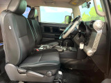運転席まわりには十分なスペースがあり、大柄な方でもゆったり運転していただける環境です。