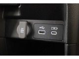 USBオーディオ用ソケットがついていますので携帯電話などを接続すれば音楽等の再生が可能です!充電用ソケットもございます!