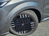 日産純正アルミホイールが足元を引き締めます。