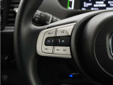 ハンドルにオーディオ操作用スイッチを備え、手を放さずに操作可能。安全性と利便性を両立しています。