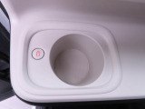 公式装備として保温機能付きカップホルダーが搭載されています。ドライブ中いつでも温かい飲み物を飲むことができる優れもの♪