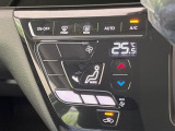 【オートエアコン】一度お好みの温度に設定すれば、車内の温度を検知し風量や温度を自動で調整。暑い&hellip;寒い&hellip;と何度もスイッチ操作をする必要はありません。快適な車内空間には必須の機能ですね♪