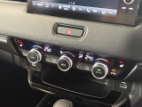 デュアルエアコンを装備!運転席と助手席でそれぞれお好みの温度に設定できるため、体感温度の違いにも対応できます。同乗者と一緒のドライブを、より快適に過ごせる嬉しい装備です。