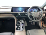 運転席周りのレイアウトをご覧ください。ナビゲーションが綺麗に装着されすっきり収まってますね!