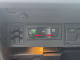 ETCユニットはグローブボックスの中に装着されています。こちらの車両はDSRC(ETC 2.0)に対応していますので、渋滞情報などリアルタイムでナビに反映されます。