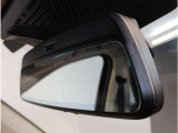 BMWではルームミラーの裏側にETCの車載器が内蔵されており、別途で車載器の購入必要なしで非常にスマート。皆様が驚かれるポイントのでもあります