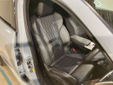 ヴァーネスカレザーシート・シートヒーティング。ヴァーネスカレザーは多くのBMWモデルで採用されているレザーでシボが細かく柔らかい印象のレザー。高級感、機能性、耐久性を備えています。