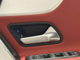 メモリー付き電動シートも装備されておりますのでシート位置を3パターン記憶できます。