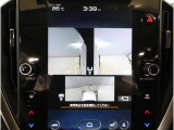 左右のサイドカメラ映像を同時に表示し、車両周囲の死角をしっかりカバー。狭い道や駐車時の接触リスクを減らし、安心して操作できる視界を確保します。