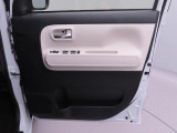運転席・助手席ドアの内側にドアポケットが装備されています。