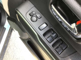 ドアミラーの調整、パワーウィンドウスイッチと集中させています