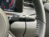 ステアリング脇に配置され、運転姿勢を保ったまま手元で扱えるレバーです。表示が見やすく、必要な操作を確認しやすい配置で、日常の運転を支えます。