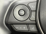 【ステアリングスイッチ】手元のボタンから、オーディオやナビなどの操作ができるので、よそ見をせずに安全に運転に集中できます。