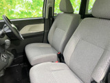 前席は身体を預けやすい形状で、運転席と助手席の間にもゆとりを感じる配置です。窓から周囲を見渡しやすく、乗り降り後も落ち着いて過ごせます。