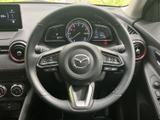 手元に複数のスイッチがまとまり、運転姿勢を保ちながら必要な操作へアクセスしやすい構成です。メーターや画面を確認しつつ使えるため、日常の運転を便利に支えます。