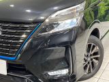 【LEDヘッドライト】悪天候や夜間走行時も良好な視界を確保し安心して運転できる高輝度LEDヘッドライトを装備!点灯速度が早く、消費電力も抑えられています。