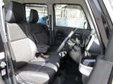 体をしっかり支えるシート形状で、運転姿勢を安定させやすい運転席。アームレスト付きで長時間の運転でも姿勢を保ちやすく、日常使いに配慮された空間です。