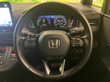 手元には複数のスイッチが備わり、運転姿勢を大きく変えずに各種機能へアクセスしやすい構成です。メーターを見ながら操作でき、日々の運転をよりスムーズに進めていただけます。