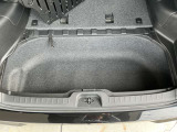床下に大きな収納ボックスを装備。リッドを外せば背が高い荷物も収納可能です。