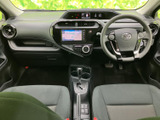 運転席まわりは前方を見渡しやすいレイアウトで、左右のシートもゆったり配置。落ち着いた色合いの室内は、日々の移動を快適に過ごしたい方にもおすすめです。