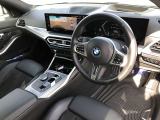 BMW 伝統のコックピットはドライバー志向で設計され、人間工学を駆使し、細部に到るまで設計されたコックピットを実現しました。