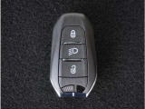 【スマートキー】鍵を持ってお車のプッシュスタートボタンを押すだけでエンジンが始動します。ドアの施錠もボタンを押すだけです。