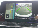 【アラウンドビューモニター】空から見下ろした映像がナビ画面にて確認可能です。駐車もラクラクですよ♪