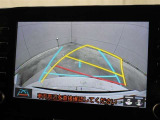 車庫入れや縦列駐車などの際に、後退操作の参考になるガイドラインをモニター画面に表示します。