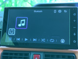 Bluetooth接続に対応した画面で、音楽再生の操作項目もひと目で確認できます。タッチ操作で選びやすく、日々の移動中もお好みの音楽を身近に楽しめる装備です。