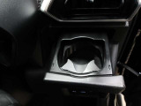 運転席のカップホルダーはエアコンの吹き出し口にありますので冷やしたり温めたりすることが出来ます☆