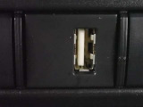 充電用USB端子付き。スマートフォンなどの充電に便利です。