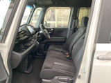 前席から前方を見渡しやすく、運転席まわりも視界を遮りにくい配置です。落ち着いた色調のシートと足元の広さが、毎日の移動を快適に支えてくれます。