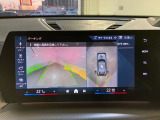 パーキングアシストプラス:トップビュー+3Dビュー、パノラマビューが含まれ車の周囲の状況をディスプレイで確認できます。スマートフォンからリモートで3Dビューで周囲を確認できます。