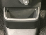 手の届きやすい位置に小物を置ける収納スペースが設けられています。車内でよく使うアイテムを一時的に置く場所として活用でき、必要なときに取り出しやすいのも便利です。