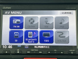 ラジオやCD、USBなど、複数のメディアを選べるオーディオ画面です。音源の切り替え先が一覧で表示され、使いたい項目を見つけやすい構成。日々の移動に合わせて楽しめます。