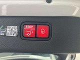 後部ハッチゲートは電動開閉式。フットトランクオープナーも備えていますので両手が塞がっている場合でも快適に開閉操作を行う事ができます。