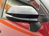 対向車や歩行者が認識しやすいサイドターンランプ付カラードドアミラー