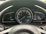 速度や燃料残量など、運転に必要な情報をまとめて確認できる配置です。表示が見渡しやすく、走行中も視線の移動を抑えながら状況を把握しやすい設計です。