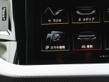 スマートフォンとAudiをUSBケーブルを介し接続。AppleのCarPlayやAndroid Autoのアプリを通じて、スマートフォンのコンテンツをMMIディスプレイに表示します。