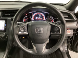 ハンドルにHondaセンシング系のクルーズコントロールやレーンキープアシストなどのスイッチと、オーディオの操作スイッチが装備されています。ハンドルから手を離さず安全に操作できます。