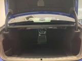 BMWではスペアタイヤが非搭載となるため、スペースは拡大されており、収納スペースとして利用可能。トランクの下にも収納スペースがあり、意外と役に立つスペースでございます。