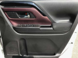 運転席パワーウィンドウスイッチとその周辺は、洗練されたデザインとコンパクト。質感の高い素材と直感的な配置が組み合わさり、窓の操作がスムーズで、同時にエレガントな印象を与えます。