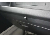 助手席側ダッシュボードにはフック付き